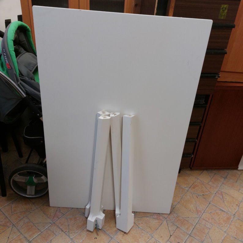 Stalas (su defektu)