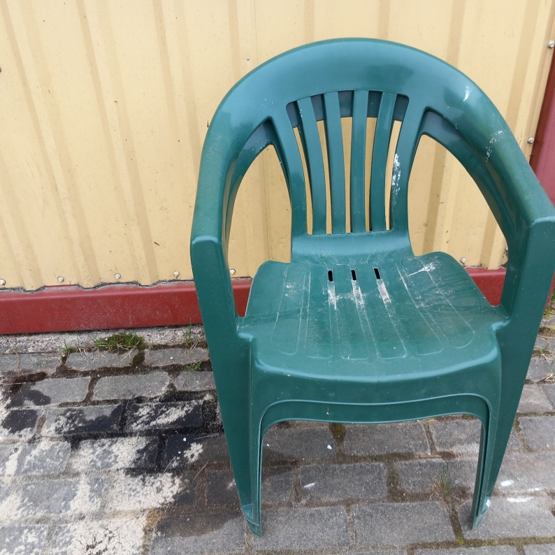 Plastikinės kėdės (2 vnt.)