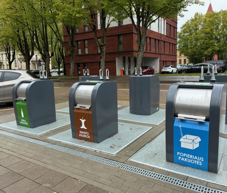 Atvykę į pajūrį pamiršta rūšiuoti: maisto atliekų konteineryje randa net šašlykinių, palapinių ir sėdmaišių
