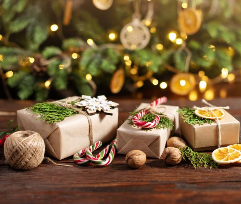 Pamatęs tokį vaizdą, Kalėdų senelis būtų šokiruotas: šventinė magija baigiasi ne po eglute, o atliekų konteineriuose